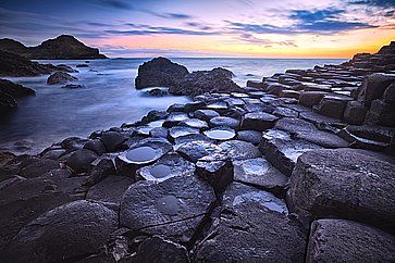 Rocce basaltiche al tramonto a Giant's Causeway, nell'Irlanda del Nord.