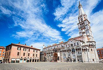 Piazza Grande e la Cattedrale di Modena.