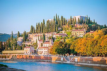 Teatro Romano and castel San Pietro, a Verona. In primo piano il fiume Adige.