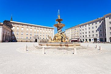 La fontana centrale e il palazzo sulla piazza Residenzplatz a Salisburgo.