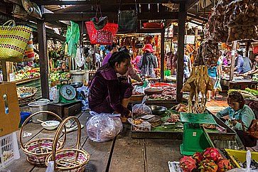 Un venditore attende i clienti nel mercato russo a Phnom Penh.