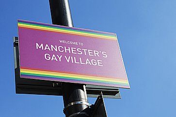 L'insegna che da il benvenuto nel quartiere gay di Manchester.