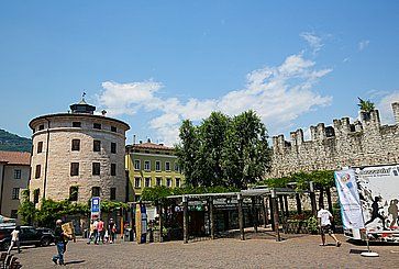 Piazza Fiera a Trento. Sulla destra si intravedono le vecchie mura.