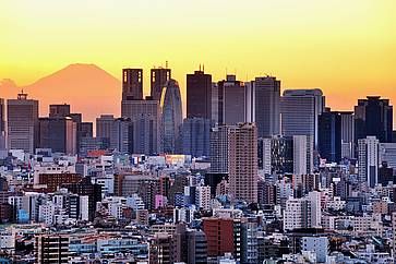 I grattacieli di Shinjuku al tramonto, e sullo sfondo la silhouette del Monte Fuji.