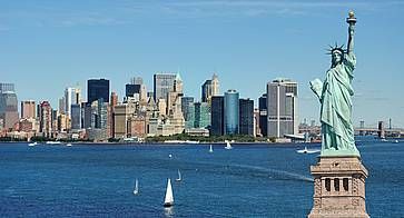 Statua della Libertà e lo skyline di New York City.