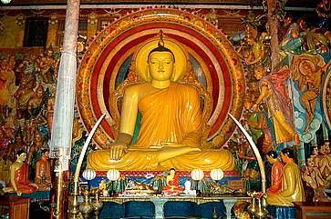 Statua di Buddha in un tempio a Colombo.