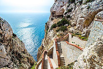 La scalinata che porta alla Grotta di Nettuno, ad Alghero.