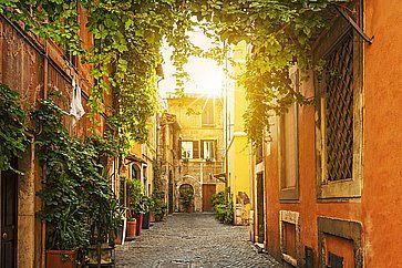 Pittoresca strada a Trastevere a Roma.