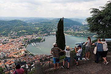 Turisti osservano il panorama del lago di Como, da Brunate.