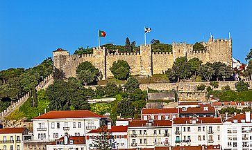Castello di Sao Jorge a Lisbona visto dall'alto con case sottostanti.