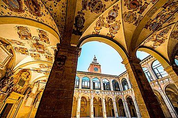 Cortile interno della Biblioteca Comunale e del Teatro Anatomico di Bologna.