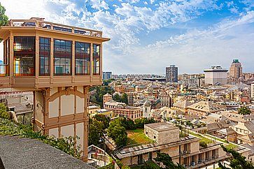 La Spianata Castelletto (Belvedere Luigi Montaldo), da cui vedere il panorama di Genova.