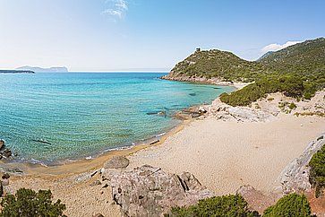 Rovine dell'antica torre di avvistamento (Nuraghe) sopra la spiaggia di Porto Ferro ad Alghero.