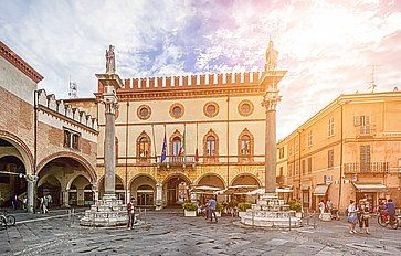 Piazza del Popolo e il Palazzetto Veneziano a Ravenna.