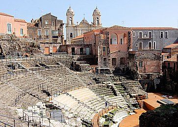 Il Teatro Romano e sullo sfondo la Chiesa di San Francesco d'Assisi all'Immacolata, a Catania.