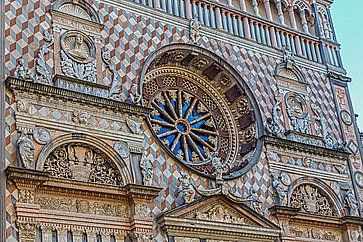 Dettaglio della facciata della Basilica di Santa Maria Maggiore a Bergamo.