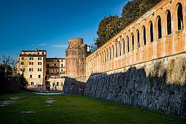 Il Giardino Scotto e le mura medievali, a Pisa.