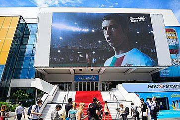 Cristiano Ronaldo su uno schermo al Palais de Festivals di Cannes.