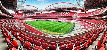 Stadio Sport Lisboa e Benfica a Lisbona, con tribune e campo verde.