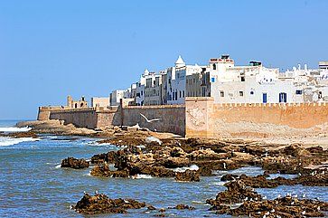 Case bianche e fortezza ad Essaouira.