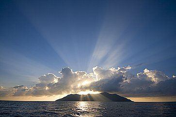 Splendida vista di un'isola alle Syechelles, al tramonto.