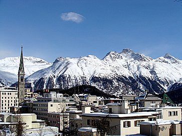 La località di St. Moritz e in lontananza le montagne innevate.