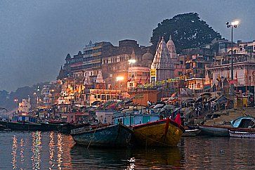 Vista notturna di Varanasi dal fiume Gange.