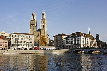 Il Municipio di Zurigo e il fiume Limmat.