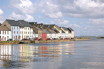 Case colorate trovate lungo il bordo delle acque a Salthill (Galway).