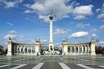 Piazza degli Eroi e i suoi tanti monumenti, a Budapest.