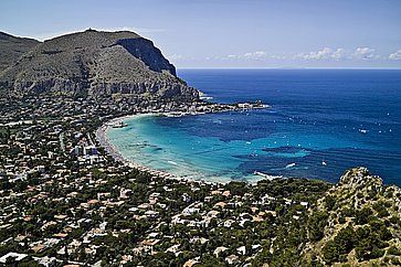 Veduta di Mondello e del Mar Tirreno, a Palermo.