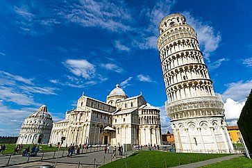 Piazza dei miracoli, con la Basilica e la Torre di Pisa.