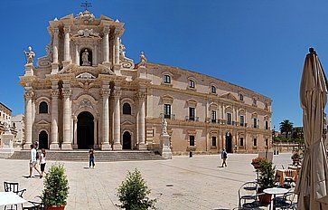 La cattedrale e piazza del Duomo a Siracusa.