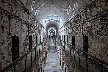 Blocco di celle nell'Eastern State Penitentiary (1829) su Fairmount Avenue a Philadelphia.