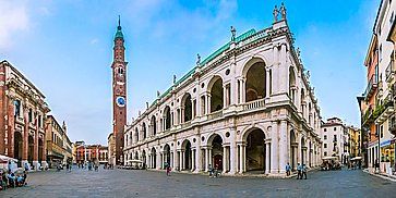 Panorama della Basilica Palladiana e Piazza Dei Signori a Vicenza.