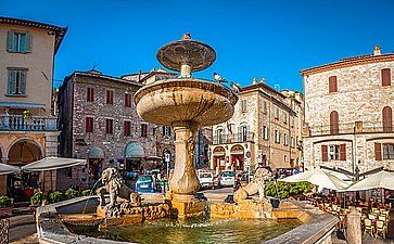 La Piazza del Comune e la Fontana dei Tre Leoni, ad Assisi.