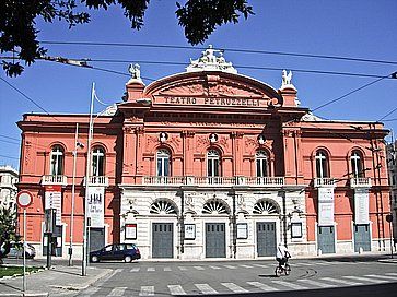 Il Teatro Petruzelli di Bari.