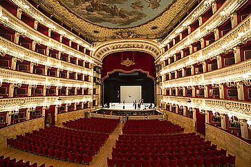 L'interno del Teatro di San Carlo a Napoli.