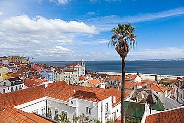 Rooftop view from Portas do Sol in Lisbona con il mare sullo sfondo.
