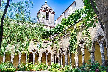 Chiostro della Chiesa di San Francesco d'Assisi a Sorrento.