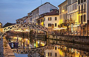 Ponte sul Naviglio Grande a Milano.