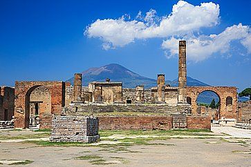 Il tempio di Giove a Pompei, e sullo sfondo il Vesuvio.