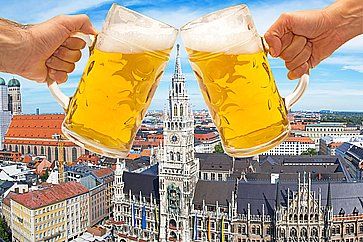 Boccali di birra con Marienplatz sullo sfondo, durante l'Oktoberfest.