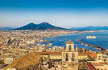 Magnifica vista panoramica di Napoli, con il Vesuvio in lontananza.