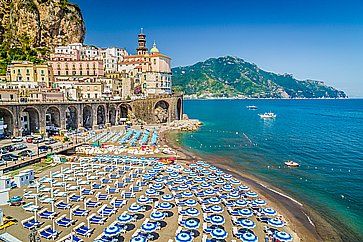 Vista di Atrani, sulla costiera Amalfitana, con una bellissima spiaggia.