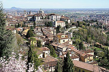 La Città Alta a Bergamo, vista da via San Vigilio.