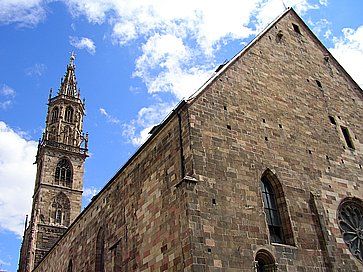 La facciata e il campanile del Duomo di Bolzano.