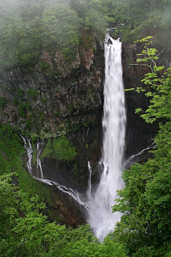 Le Kegon Falls nel Parco Nazionale di Nikko, Giappone, circondate da vegetazione verde.