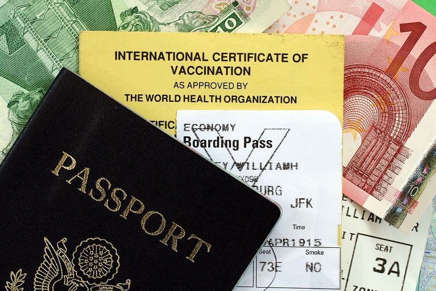 Passaporto con certificato di vaccinazione, carta telefonica e valuta.