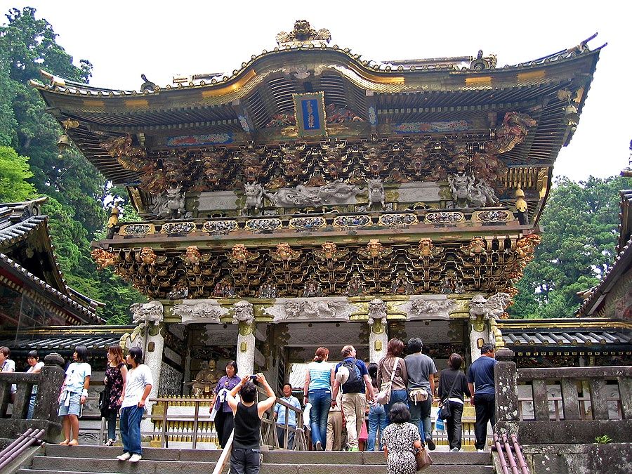 Persone visitano il cancello Yomeimon al tempio Toshogu a Nikko, Giappone.